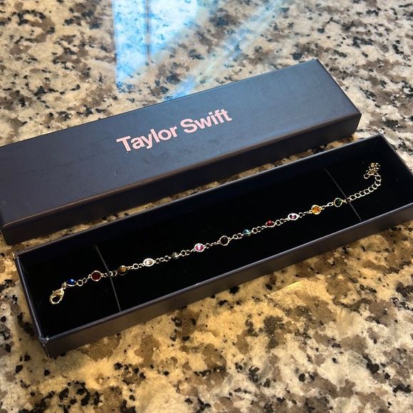TAYLOR SWIFT BEJEWELED BRACELET - Picture 7 of 8